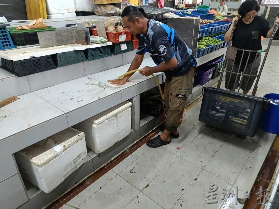 东：（未签发）关丹大巴刹装修提升后更差 商家小贩叹敢怒不敢言。