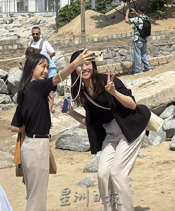 (古城封面主文)双岛城海滩爆红打卡点·蓝天碧海映清真寺