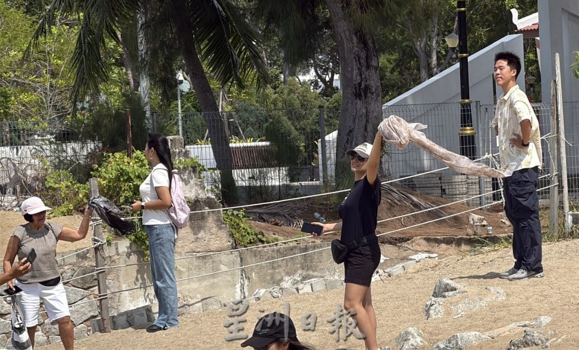 (古城封面主文)双岛城海滩爆红打卡点·蓝天碧海映清真寺