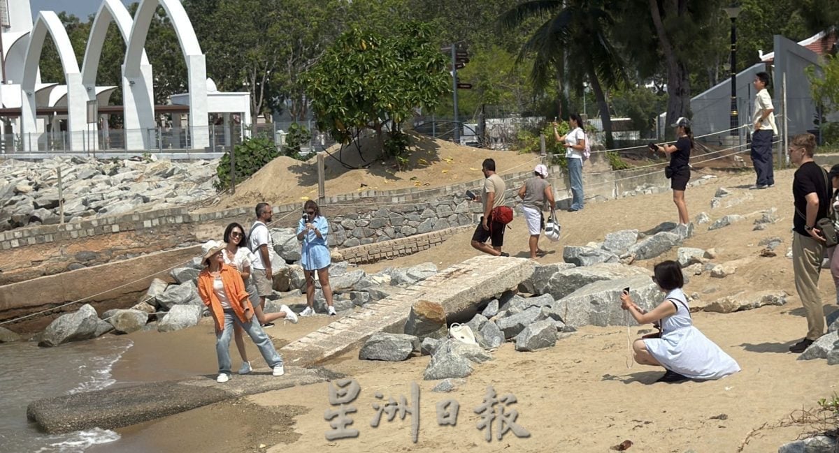 (古城封面主文)双岛城海滩爆红打卡点·蓝天碧海映清真寺