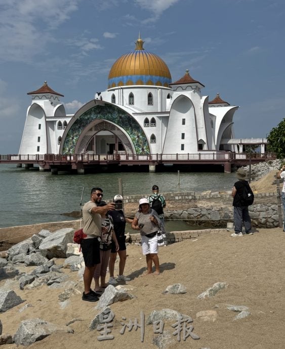 (古城封面主文)双岛城海滩爆红打卡点·蓝天碧海映清真寺