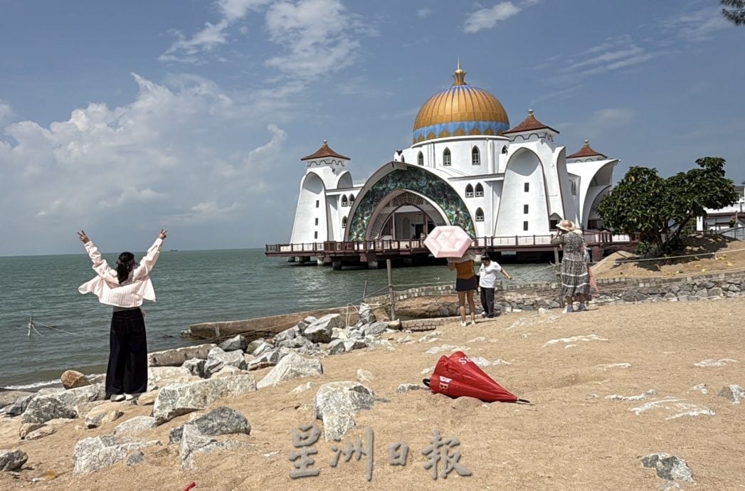 (古城封面主文)双岛城海滩爆红打卡点·蓝天碧海映清真寺