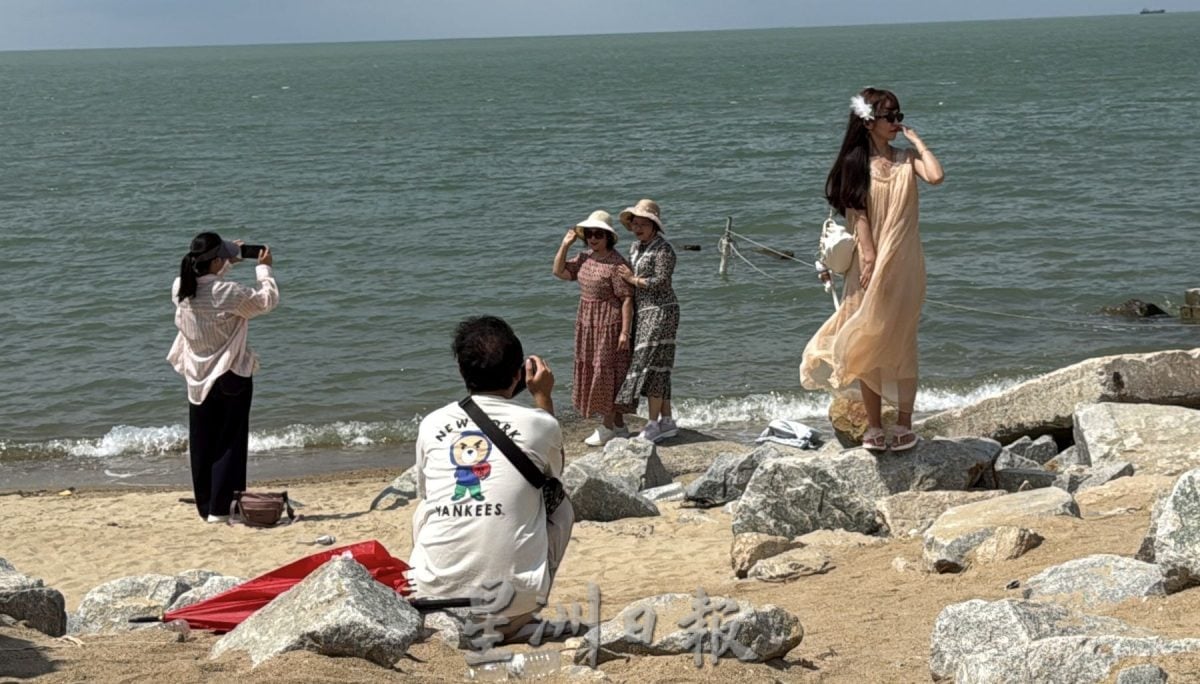 (古城封面主文)双岛城海滩爆红打卡点·蓝天碧海映清真寺