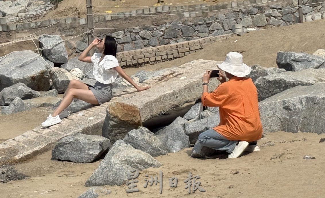 (古城封面主文)双岛城海滩爆红打卡点·蓝天碧海映清真寺