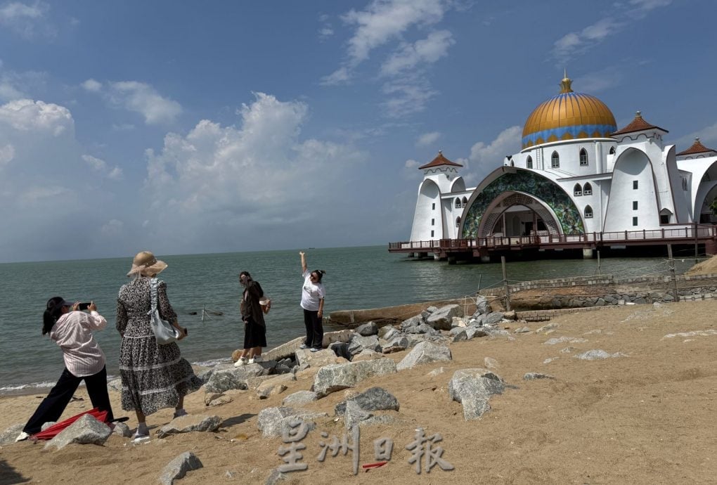 (古城封面主文)双岛城海滩爆红打卡点·蓝天碧海映清真寺