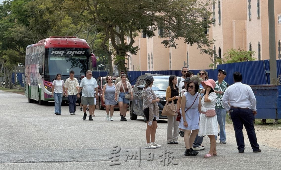 (古城封面主文)双岛城海滩爆红打卡点·蓝天碧海映清真寺