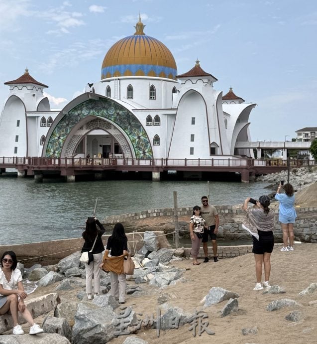 (古城封面主文)双岛城海滩爆红打卡点·蓝天碧海映清真寺