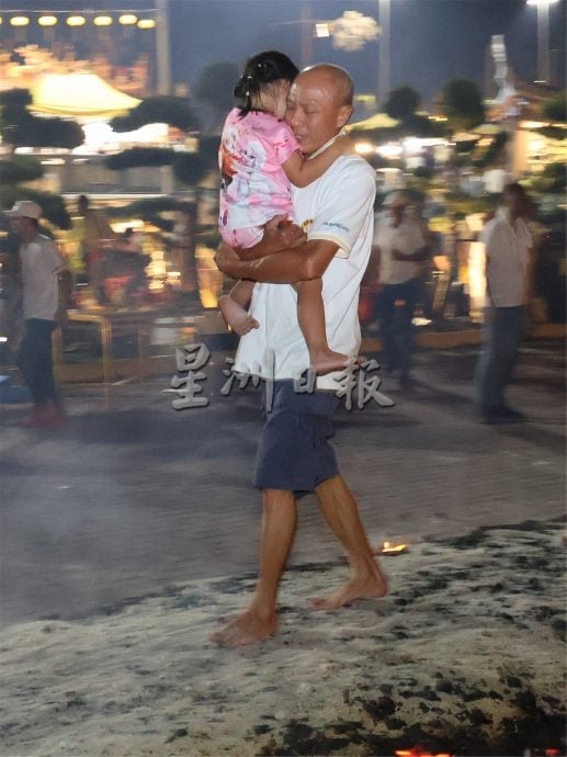 供星洲网/ 庇朥西天宫九过火坑沐浴仪式,吸引本地及外坡善信前来参与观礼。