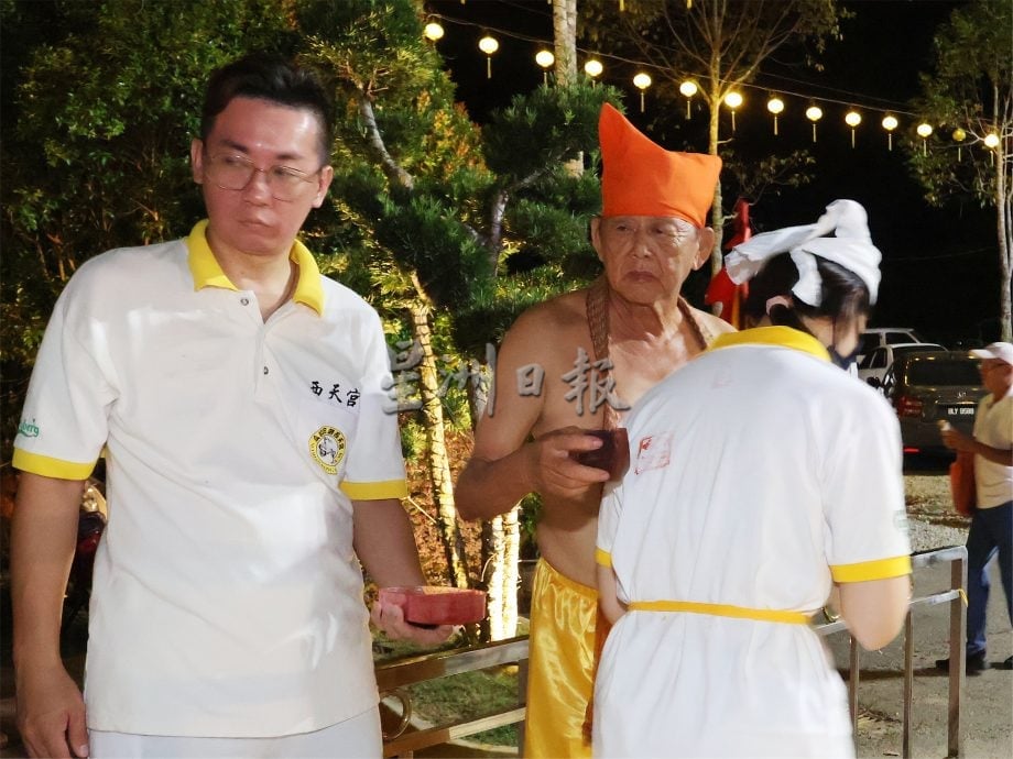 供星洲网/ 庇朥西天宫九过火坑沐浴仪式,吸引本地及外坡善信前来参与观礼。