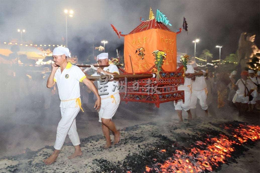 供星洲网/ 庇朥西天宫九过火坑沐浴仪式,吸引本地及外坡善信前来参与观礼。