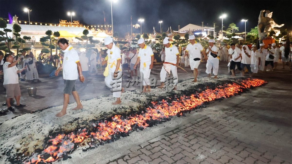 供星洲网/ 庇朥西天宫九过火坑沐浴仪式,吸引本地及外坡善信前来参与观礼。