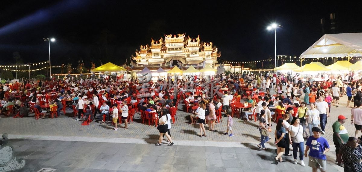 供星洲网/ 庇朥西天宫九过火坑沐浴仪式,吸引本地及外坡善信前来参与观礼。