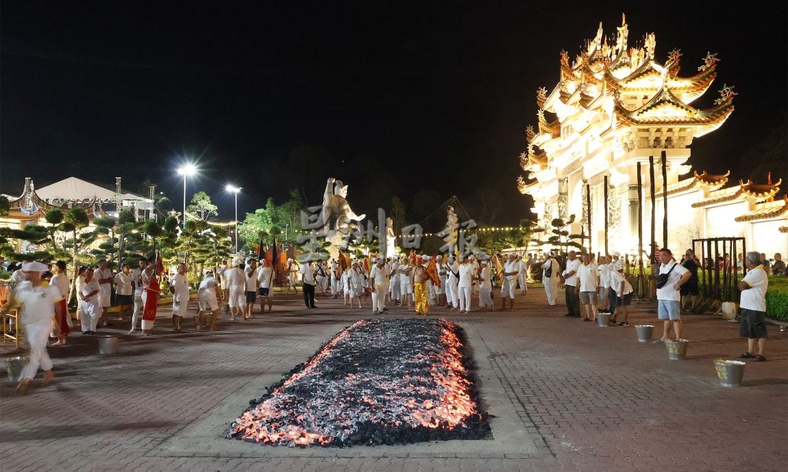 供星洲网/ 庇朥西天宫九过火坑沐浴仪式,吸引本地及外坡善信前来参与观礼。