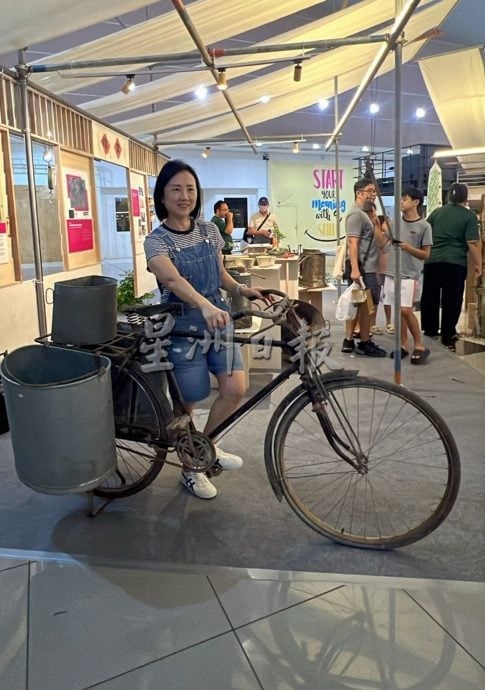 供星洲网:榕吉新村怀旧展夺目登场,橡胶树故事打动观众心