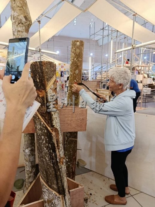 供星洲网:榕吉新村怀旧展夺目登场,橡胶树故事打动观众心