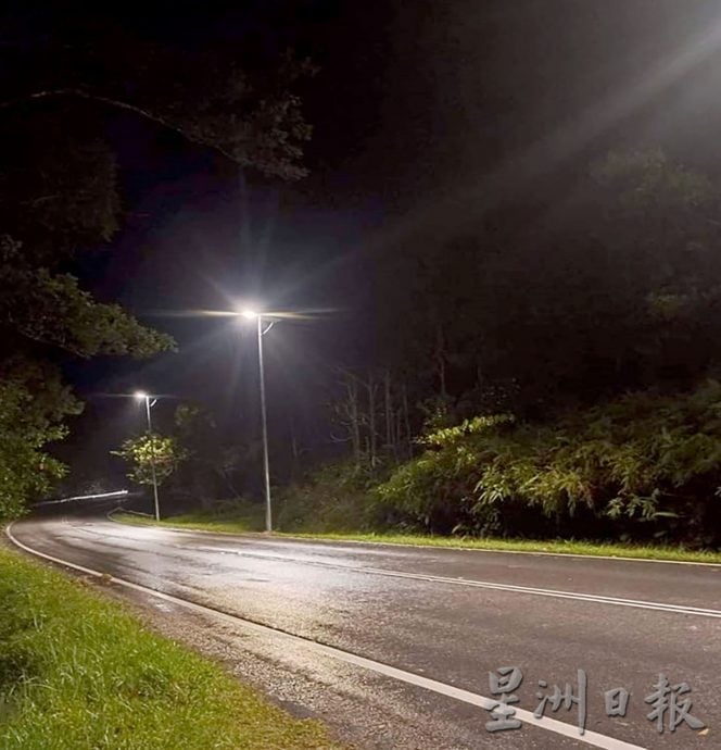 霹:封面主文∕47象群热点 15死车祸现场 郑国霖:设558太阳能路照明