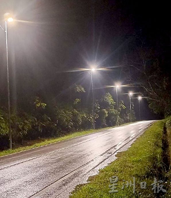 霹:封面主文∕47象群热点 15死车祸现场 郑国霖:设558太阳能路照明