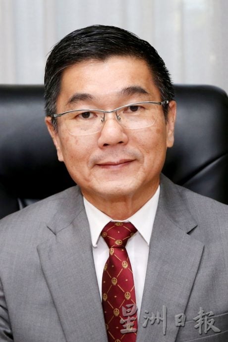 霹:封面主文∕47象群热点 15死车祸现场 郑国霖:设558太阳能路照明