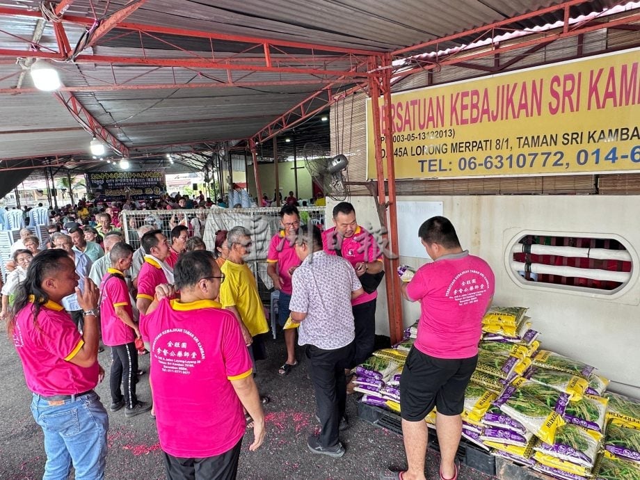 供星洲网：拿督公药师堂庆祝宝诞也进行公益活动，派白米和水果礼包