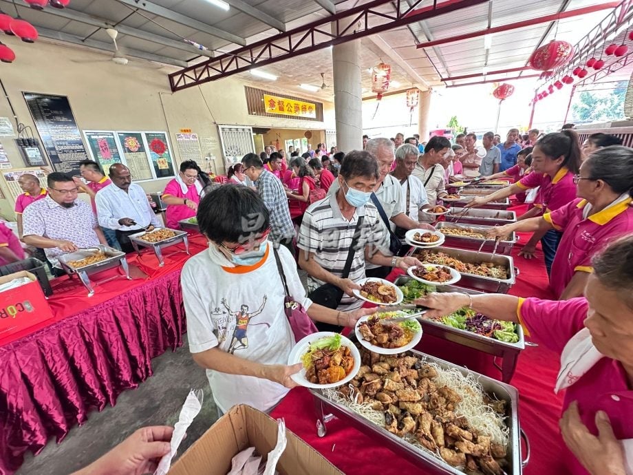 供星洲网：拿督公药师堂庆祝宝诞也进行公益活动，派白米和水果礼包