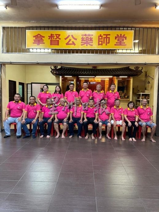 供星洲网：拿督公药师堂庆祝宝诞也进行公益活动，派白米和水果礼包