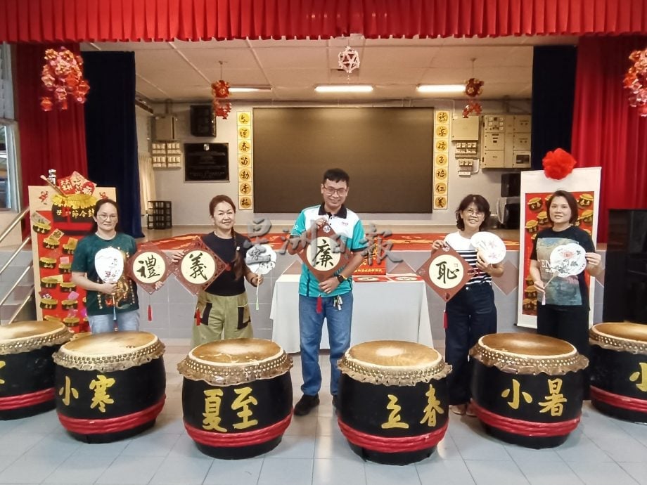 供星洲网:启小百年校庆书法义卖展览已公开让大家参观