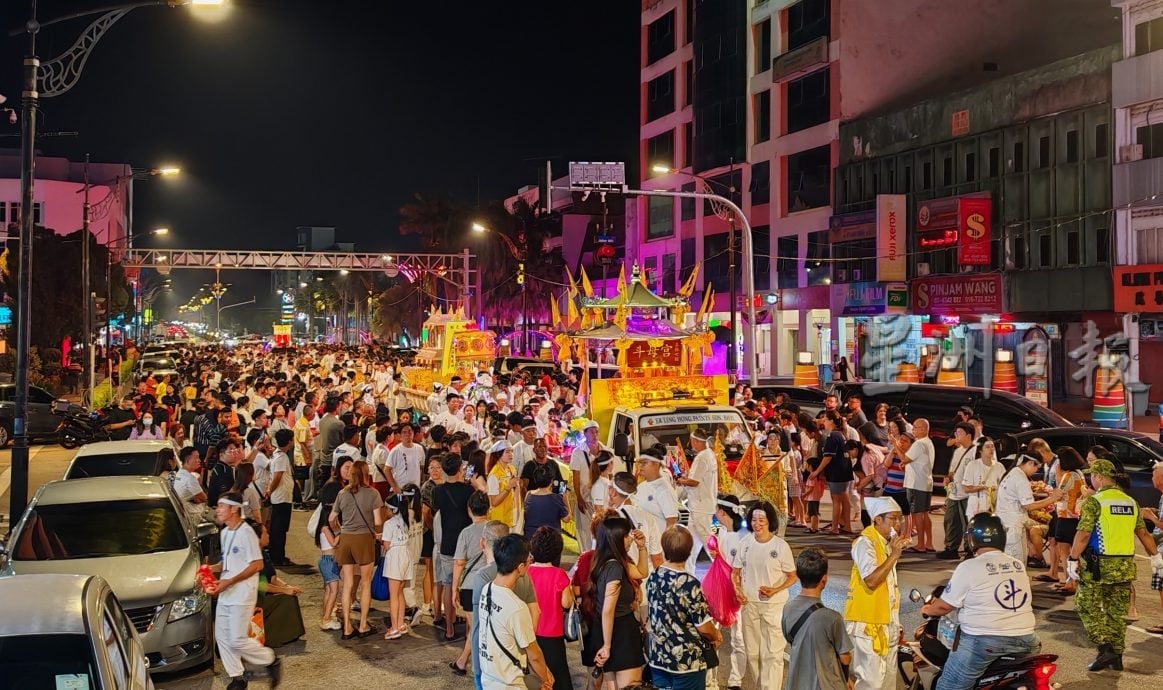 (已签发)柔:峇斗母宫巡境游行 54辆花车参与