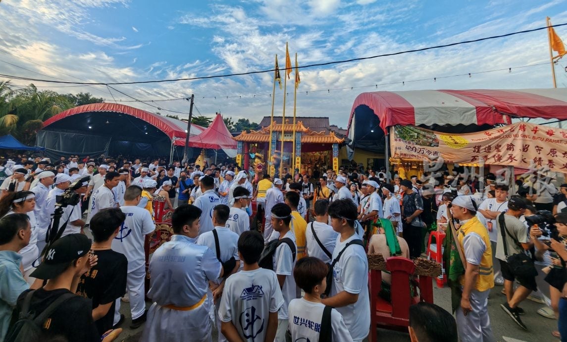 (已签发)柔:峇斗母宫巡境游行 54辆花车参与