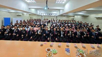 日新中学2025年夺回超过600面奖牌 黄维忠：培训学生全面发展 建立学生团队合作 领导能力