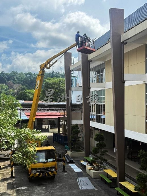 供星洲网/芙振中获交长赞助购买乐器，成立校内首支华乐团