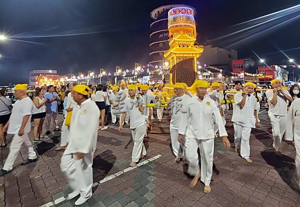 数千信徒涌入安顺 3九皇爷庙送神气氛热烈