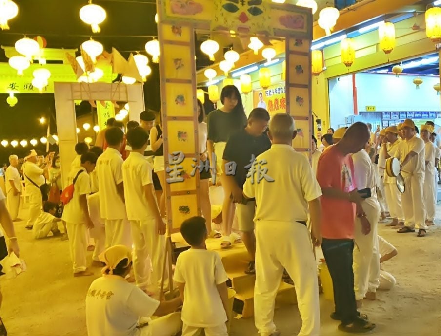 数千信徒涌入安顺 3九皇爷庙送神气氛热烈