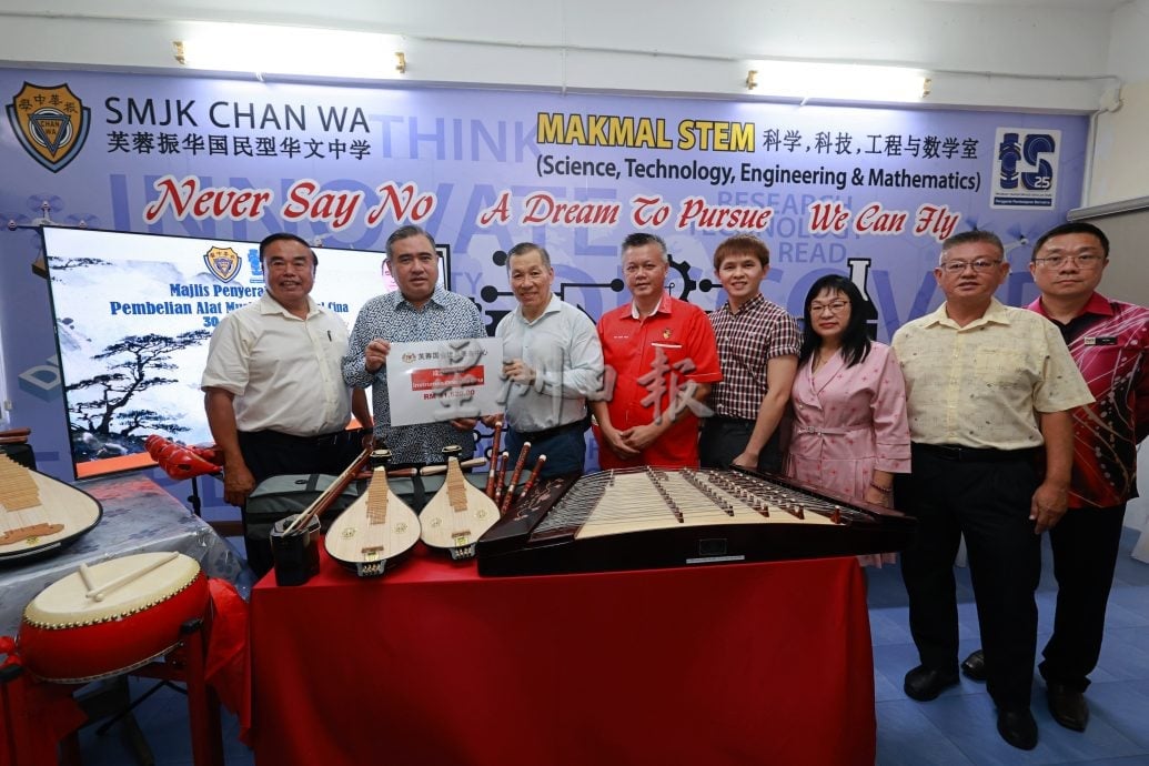 供星洲网/芙振中获交长赞助购买乐器，成立校内首支华乐团