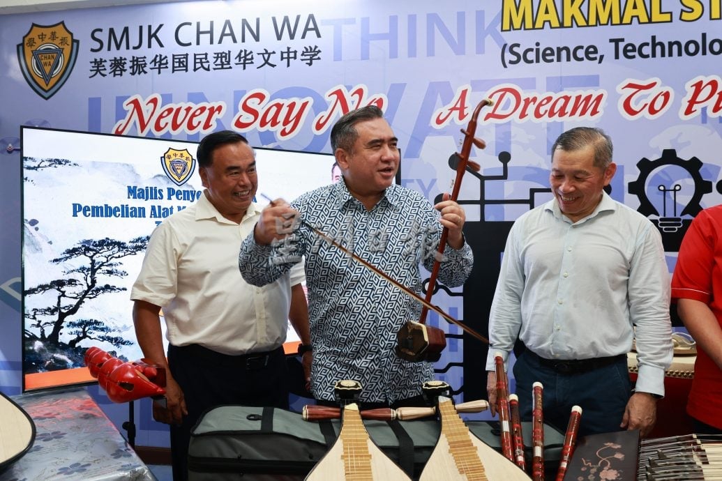 供星洲网/芙振中获交长赞助购买乐器，成立校内首支华乐团