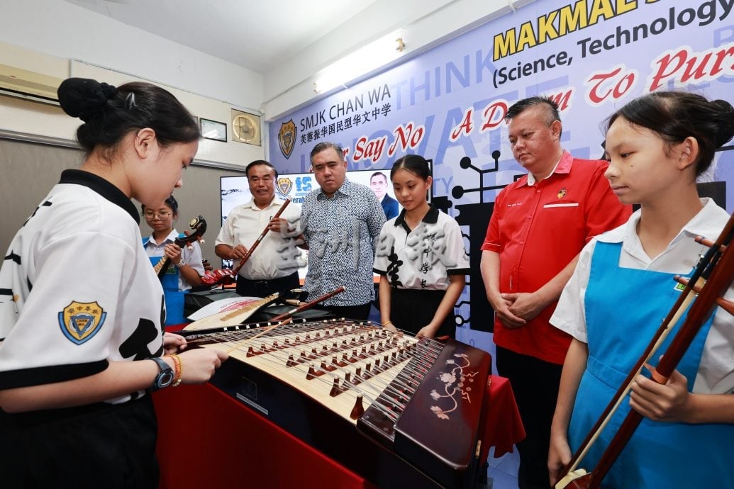 供星洲网/芙振中获交长赞助购买乐器，成立校内首支华乐团