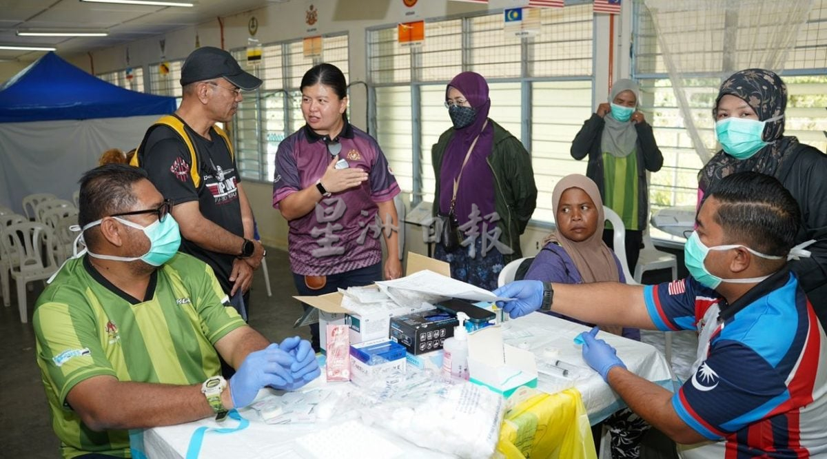 东：（已签发）彭亨州卫生局医疗队伍到深山原住民村健康检查