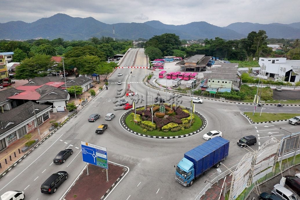 敦拉萨路天桥封路重修   高峰时段交通拥挤