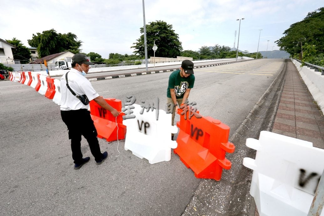 敦拉萨路天桥封路重修   高峰时段交通拥挤