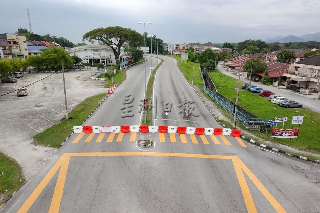 敦拉萨路天桥封路重修   高峰时段交通拥挤