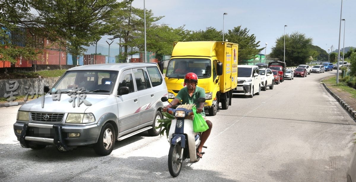 敦拉萨路天桥封路重修   高峰时段交通拥挤