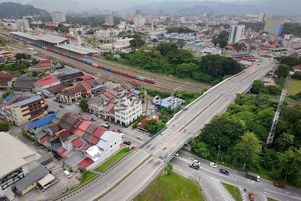 敦拉萨路天桥封路重修   高峰时段交通拥挤