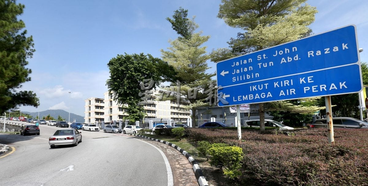 敦拉萨路天桥封路重修   高峰时段交通拥挤