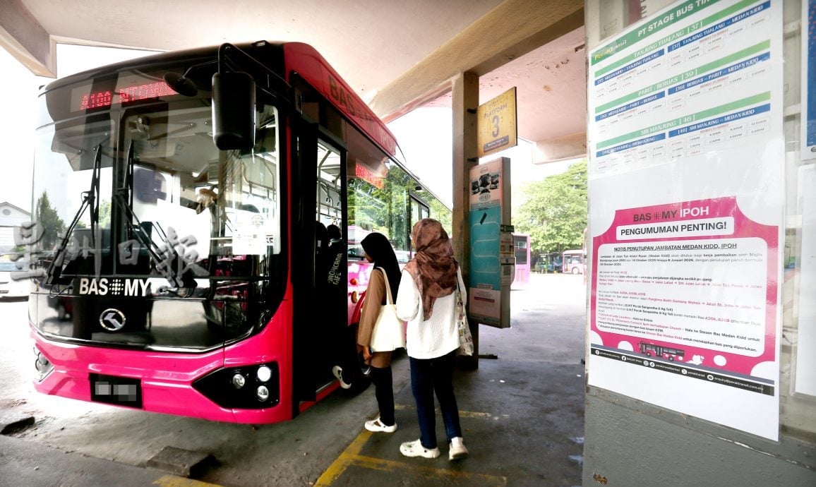 敦拉萨路天桥封路重修   高峰时段交通拥挤