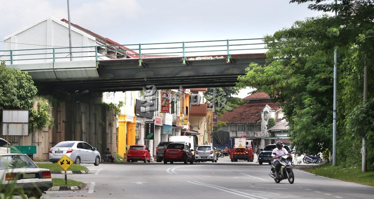 敦拉萨路天桥封路重修   高峰时段交通拥挤