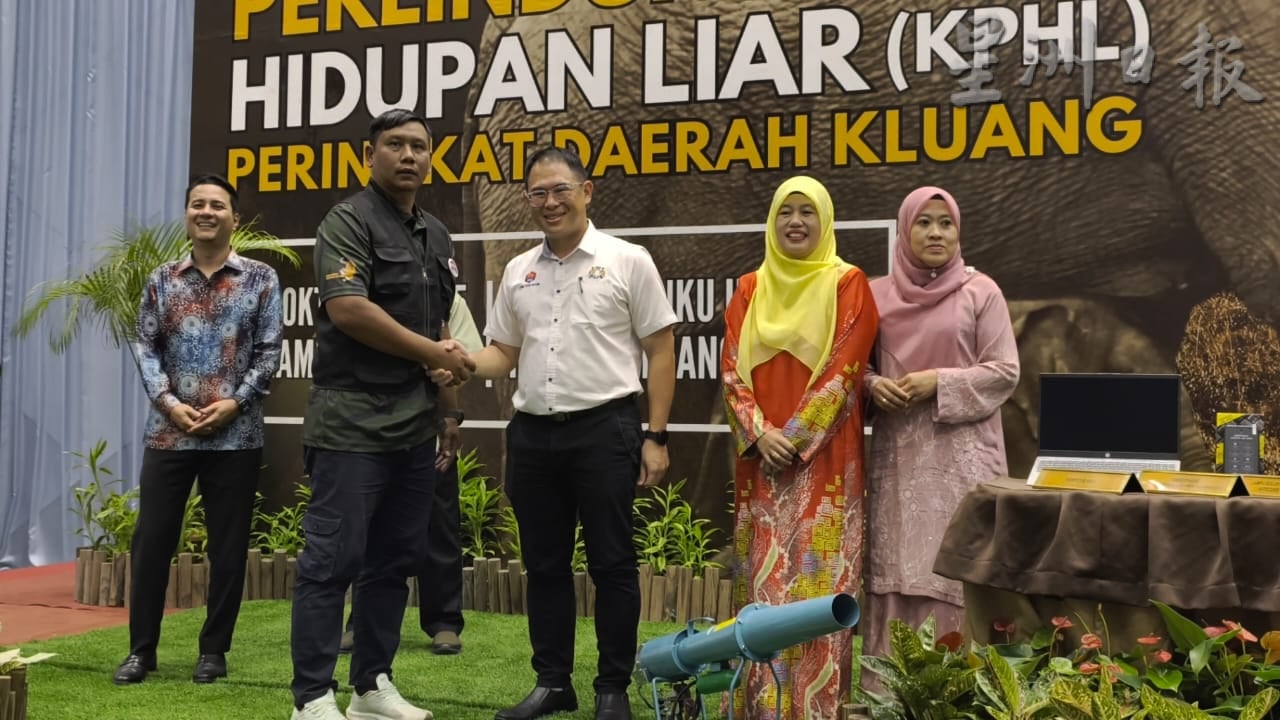 **已签发**柔:封面:銮成立全马首个野生动物保护队 林添顺:人象冲突事件已减少