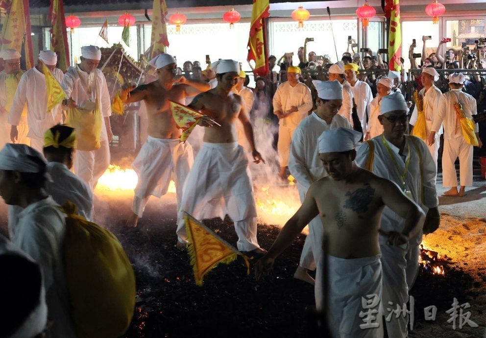 大都会-南天宫九皇爷诞 600人过火坑保平安/6图