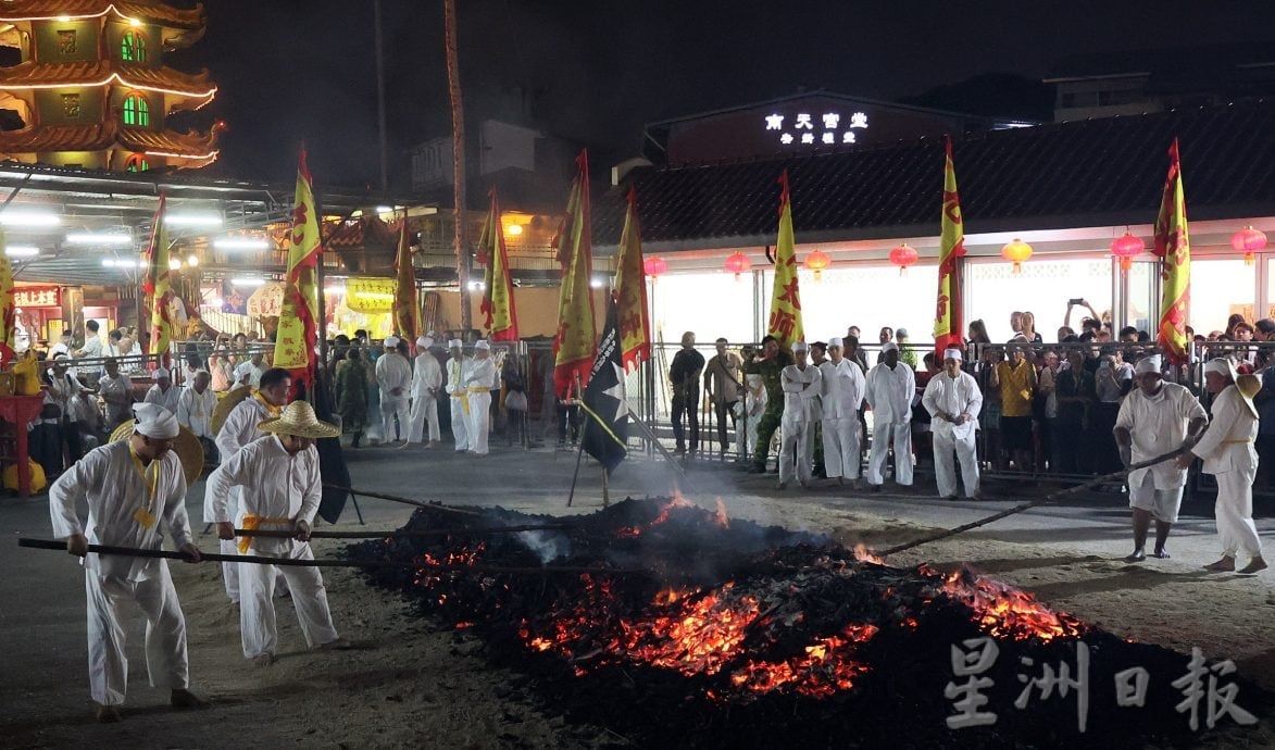 大都会-南天宫九皇爷诞 600人过火坑保平安/6图