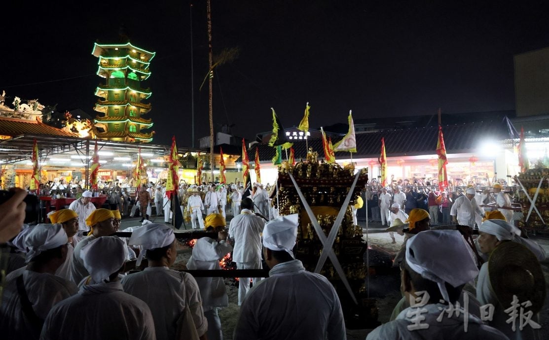 大都会-南天宫九皇爷诞 600人过火坑保平安/6图