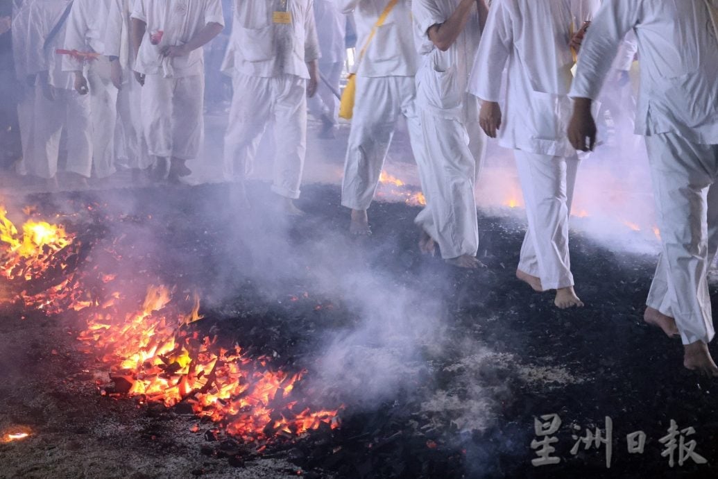 大都会-南天宫九皇爷诞 600人过火坑保平安/6图