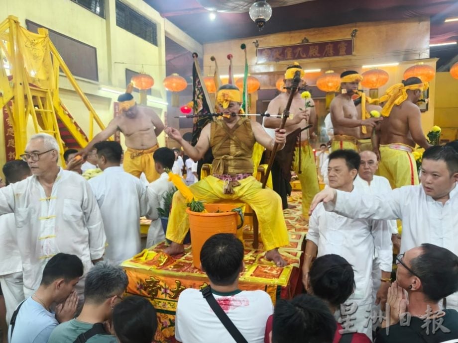 东(已签):吉兰丹灵应殿恭送九皇大帝回銮。